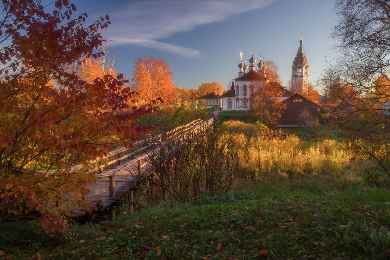 устюжна, осень, городок, мостик про золотую осень в маленьком городе фото превью
