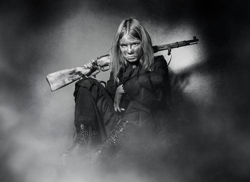 Девочка с карабином...