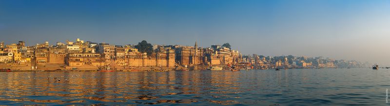 анорама, гхаты, река, священный, кремация, Ганг, Варанаси, Индия, утро, Digpatya ghat, Pandey ghat, Chausatthi ghat, Darbhanga Ghat, Munshi ghat Панорама гхатов со стороны Ганга. Варанаси. Индия. фото превью