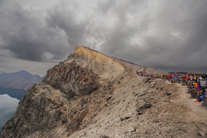 горы, чанбайшань, северна корея, паломники, священная гора, потухший вулкан Паломничество на гору Чанбайшань фото превью