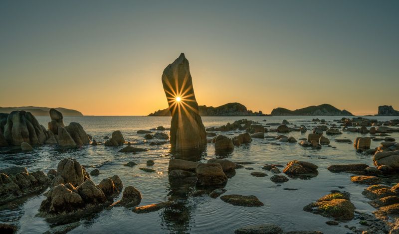 Россия, Приморский край, Приморье, Японское море, бухта Триозёрье, рассвет Рассветный солнечный зайчик фото превью