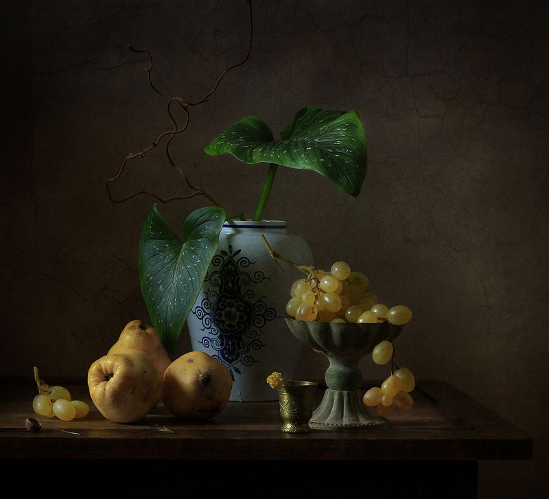 Натюрморт с айвой и виноградом фото превью