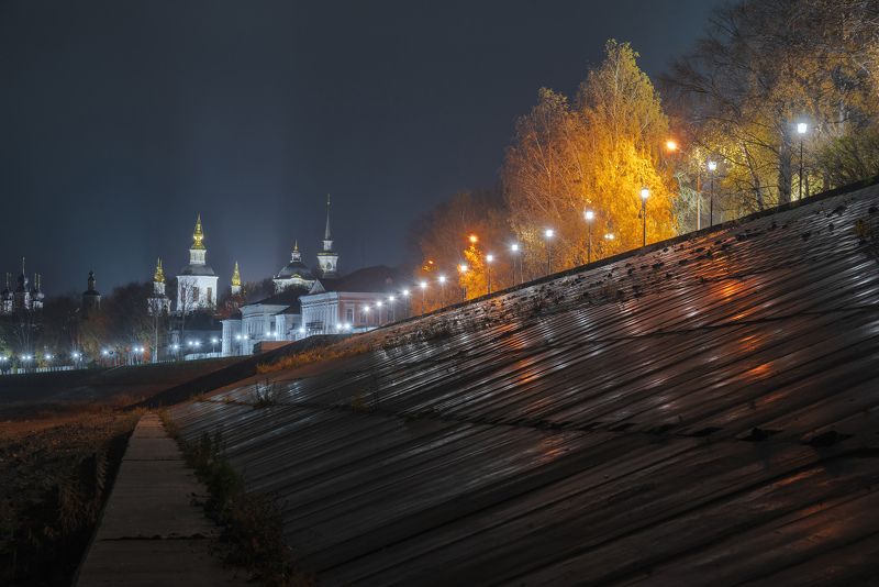 Набережная Великого Устюга пасмурным осенним вечером фото превью