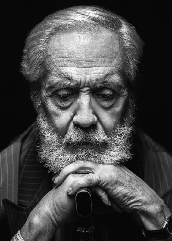 bw мужской портрет, глаза, взгляд, костюм Memories фото превью