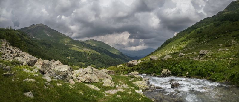 У реки. фото превью