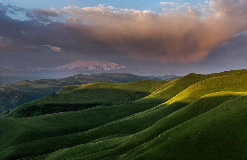 Эльбрус в облаках фото превью