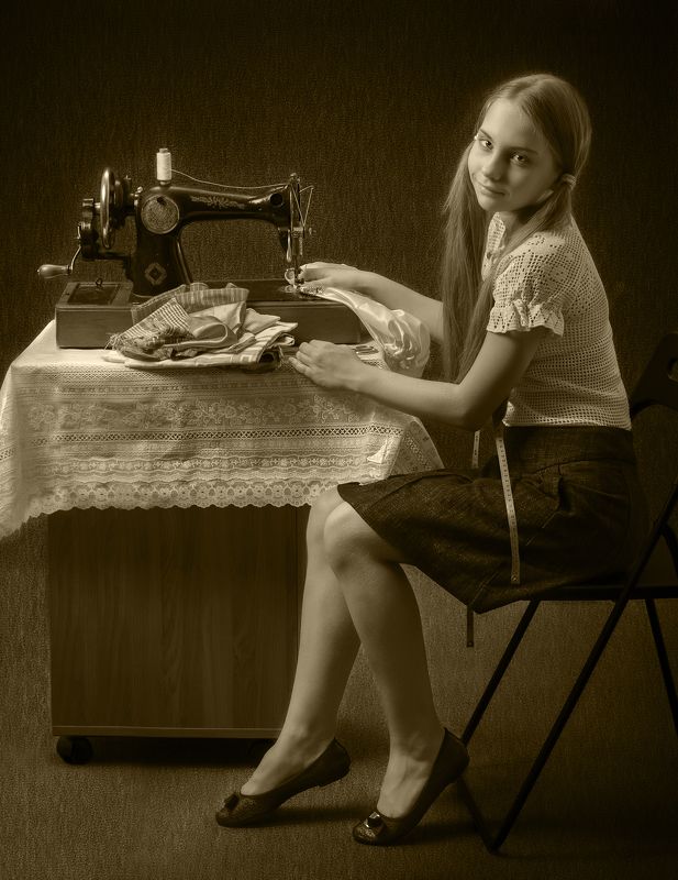 девочка, швея, швейная машинка, ретро, шить, рукоделие Швея фото превью