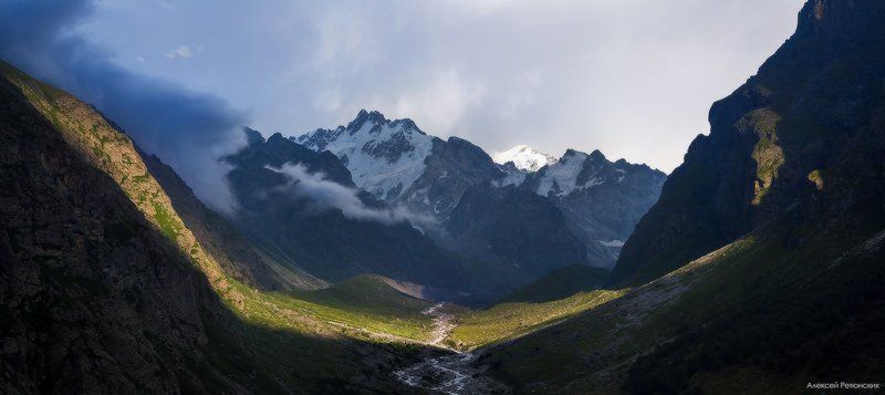 Безенги, горы, солнце, свет, поток, ручей.облака,луч Вид на Коштантау фото превью