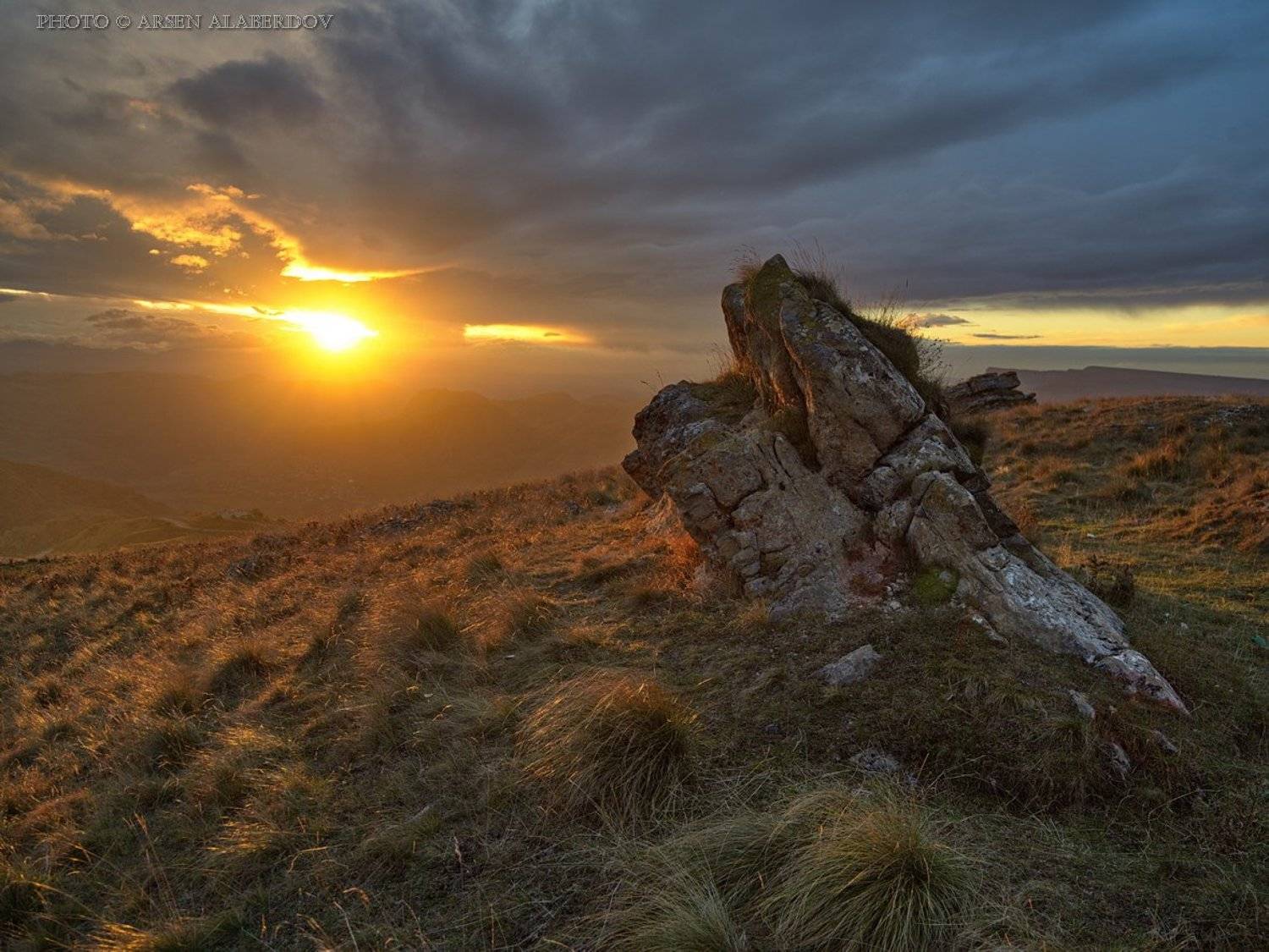 pentax 645z, вечер, вечернее небо, горы, закат, камень, карачаево-черкесия, перевал, свет, северный кавказ, скала, солнце, трава, тучи, Арсен Алабердов