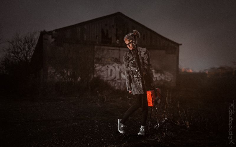 девушка, худая, ночь, дреды, чемодан, girl, moody, night, red, suitcase - фото превью
