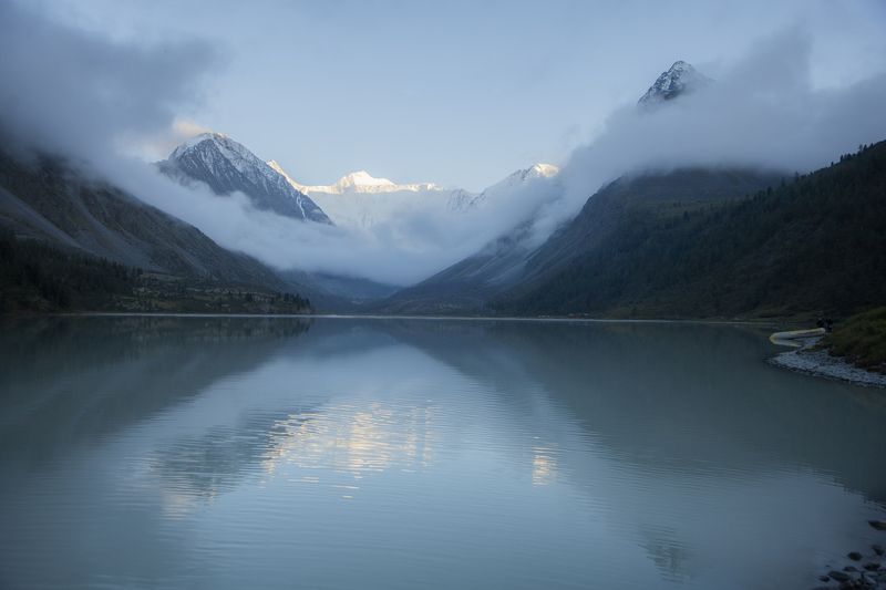 Горное озеро, горы, Белуха, туман, туман в горах, Алтай Белуха в тумане фото превью