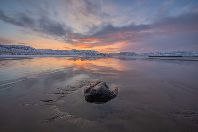 териберка, баренцево море, кольский кольскийполуостров Закатное небо в зеркале залива фото превью