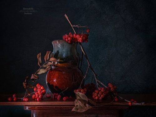 Алые гроздья рябины!