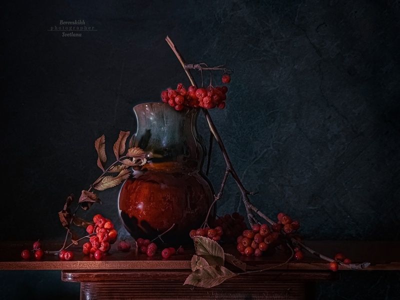 натюрморт, низкий ключ, darkphoto, ваза, ветки, осень, фото на телефон Алые гроздья рябины! фото превью