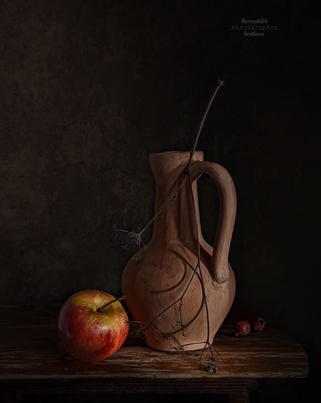 натюрморт, низкий ключ, darkphoto, минимализм, ваза, яблоко, фото у окна, фото на телефон Поздняя осень и яблоко фото превью