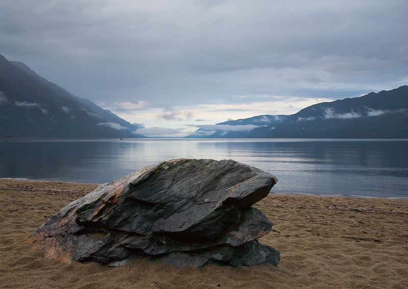 алтай, телецкое озеро. Алтай. Камень Телецкого озера фото превью