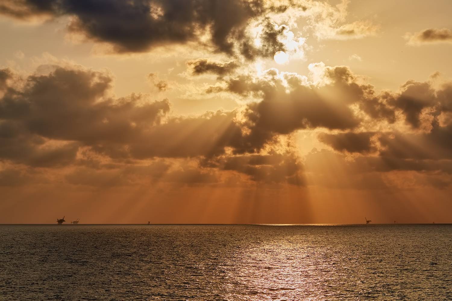 средиземное море, октябрь, вышки, свет, лучи, осень, Евгений Паршуков