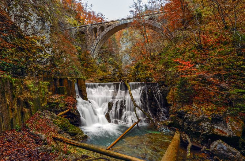 пейзаж, река, водопад, мост, осень Каньон фото превью
