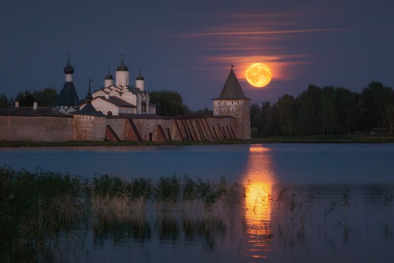 восход луны над Кирилло-Белозерским монастырем