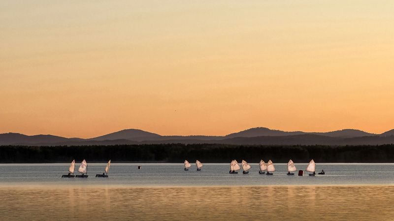 Мотыльки над водой фото превью