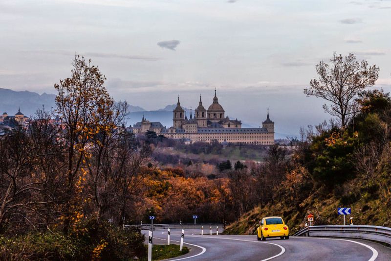 Желтый автомобиль фото превью