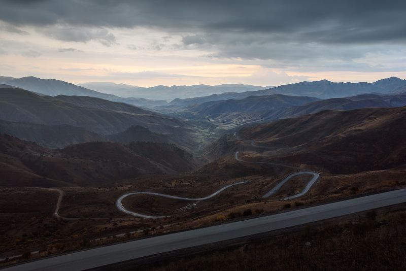 кавказ, горы, осень, армения, armenia, рассвет, утро, дорога, горная дорога, серпантин Дорожное лассо Селимского перевала фото превью