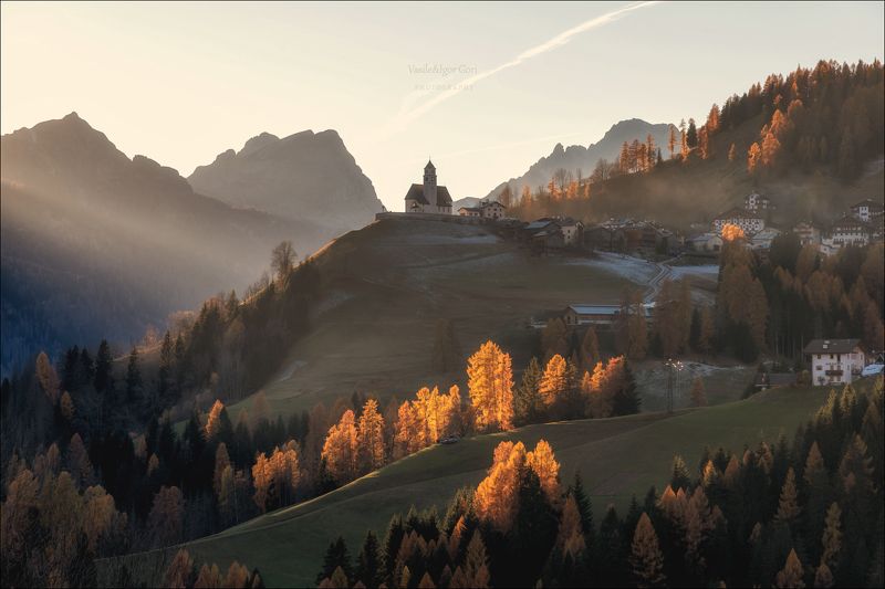 доломитовые альпы,италия,village,осень,mountain,деревня,scenery peak,церквушка,monte pelmo, santa lucia,тени,alps,лиственница,dolomites,свет,selva cadore,church Золотых лиственниц свет фото превью