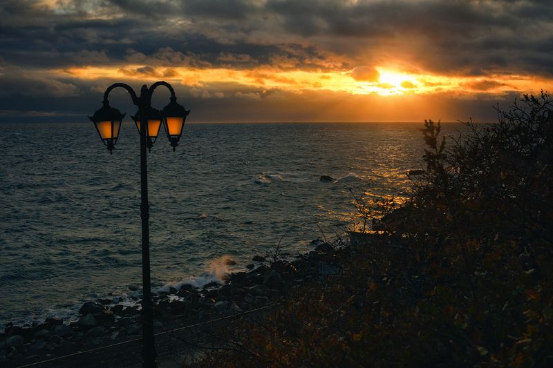 море, закат, фонарь Приятели фото превью