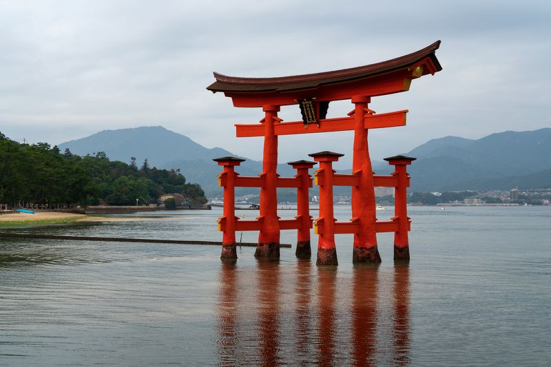 Тории храма Ицукусима на острове Миядзима, Япония фото превью