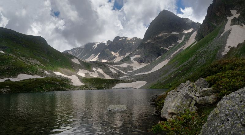 У озера . фото превью