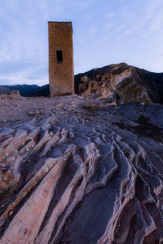 дагестан, горы, крепость, здания, пейзаж, закат, гоор, скалы Скальные останки древней крепости Гоор фото превью