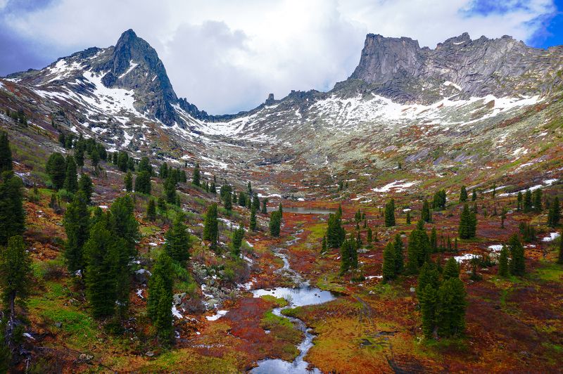 спящий саян, пик зеркальный, пик молодежный, перевал курсантов, парабола, скала парабола, озеро художников, зуб дракона, пик зуб дракона, ергаки, красноярский край, саяны, хакасия, сибирь, тайга Ергаки с высоты птичьего полета фото превью