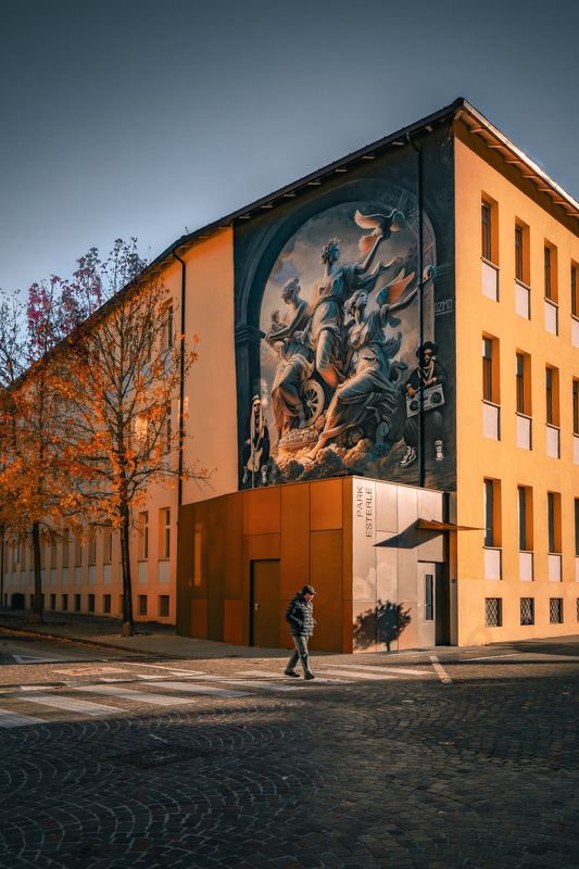 The Man and the Mural фото превью