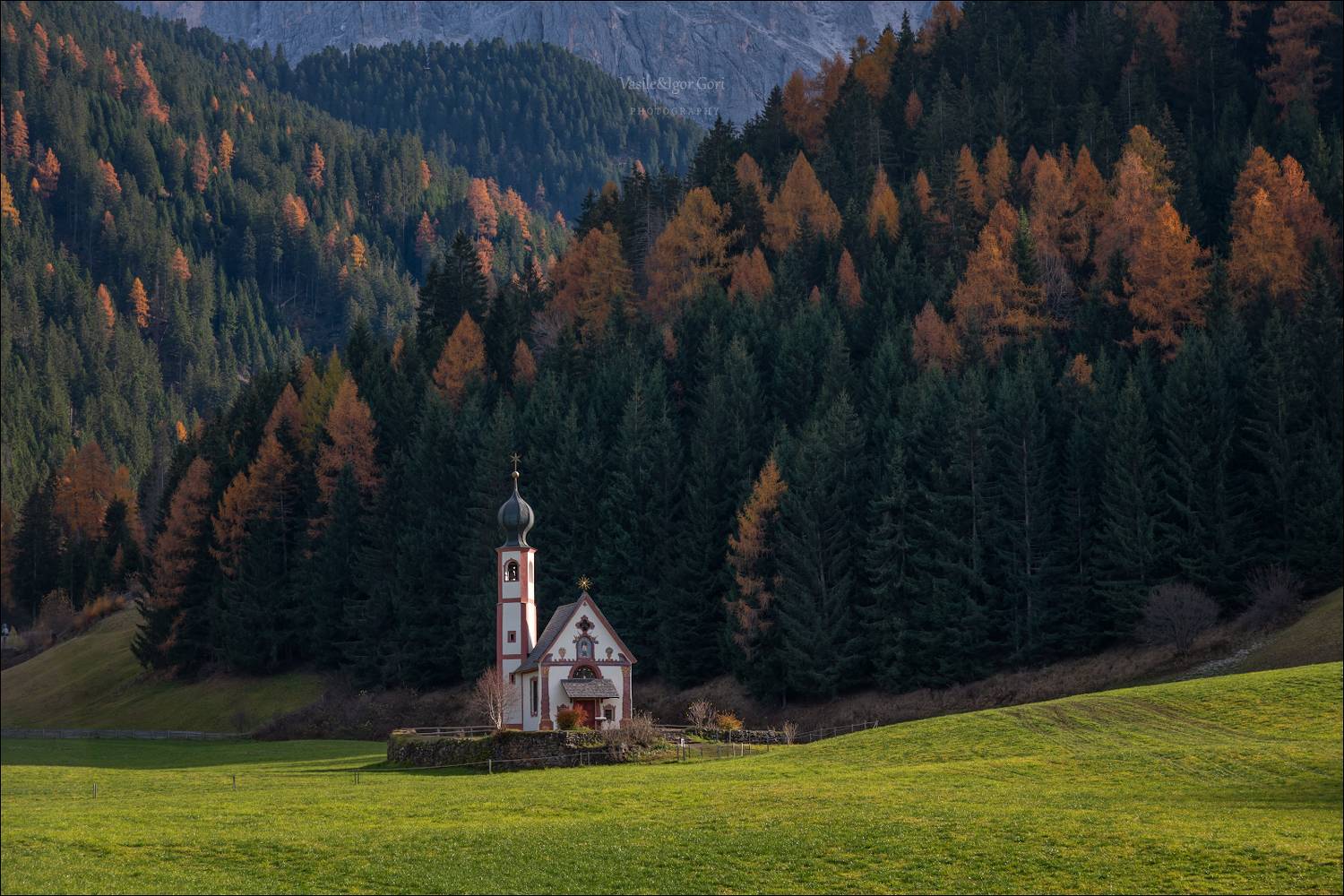 доломитовые альпы,santa maddalena,деревня,val di funes,осень,odle,италия,alps,ranui,san giovanni,церквушка,hills,mountain, Гори Василий