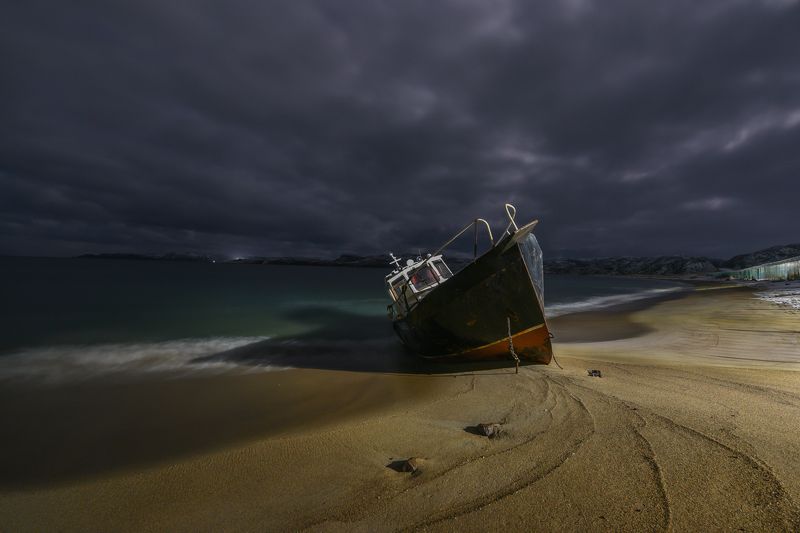 Выброшенный на берег корабль фото превью