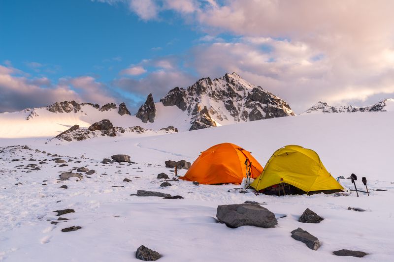 Якутия, Сунтар-Хаята, горы, ледник, палатки В лагере под пиком Динозавр фото превью