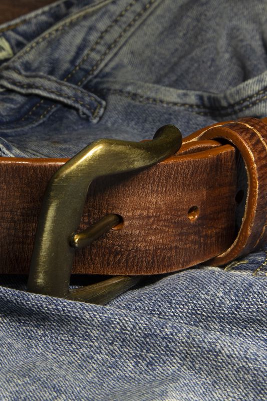 Лтуная пряжка с патиной на кожном ремне фото превью