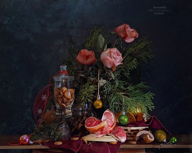 натюрморт,  ваза, цветы, бокал, чайные истории, darkphoto, цветы, новый_год, фото на окне, фото на телефон Предновогодняя карусель фото превью