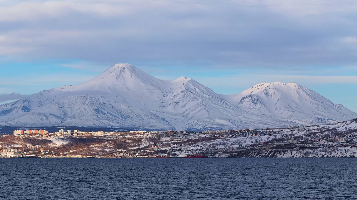 вулканы, город, зима, камчатка, рейд, берингово море, Евгений Паршуков