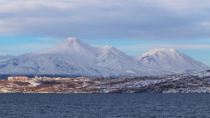вулканы, город, зима, камчатка, рейд, берингово море white mountains фото превью