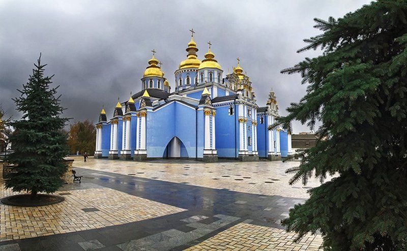 во дворе Михайловского... фото превью