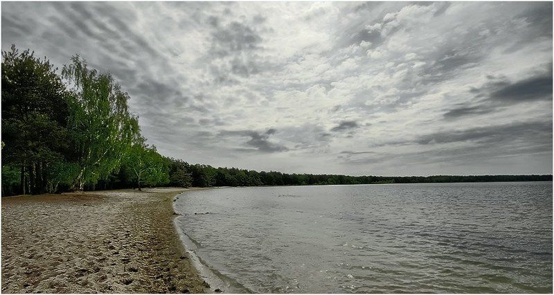 озеро, пляж, тучи Серебряный пляж - несезон фото превью
