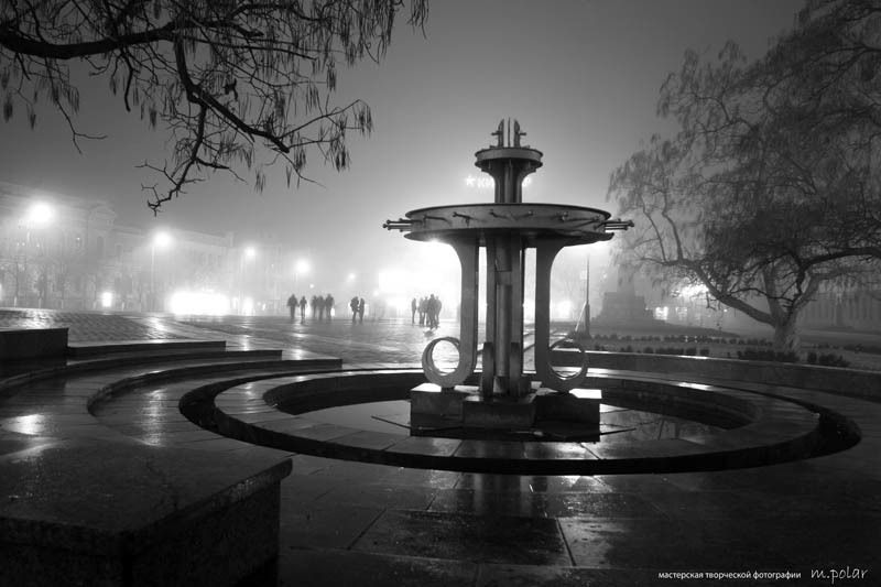 город,туман,вечер спящий фонтан фото превью