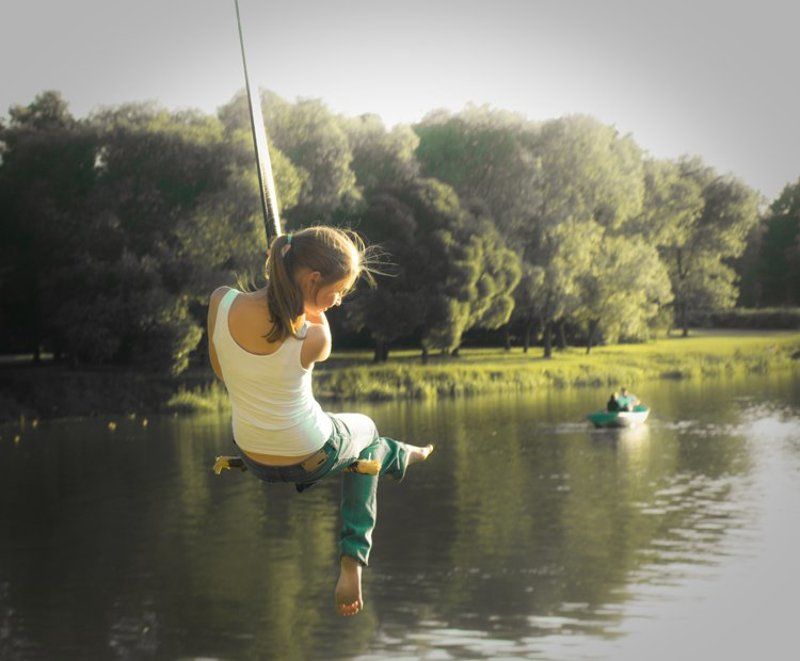 девушка, озеро, лодка, тарзанка В дни вечного лета фото превью