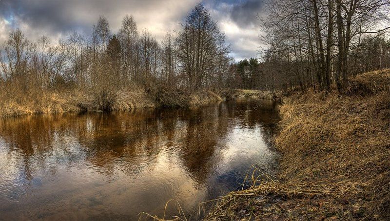 река, пасмурно, уныло, облака, отражение последние моменты фото превью