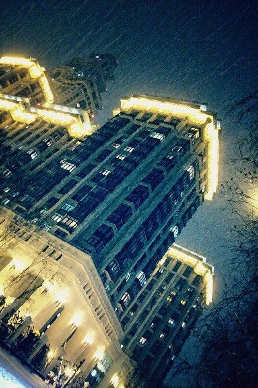 здание, атриум, город, дождь, снег Дождь в большом городе фото превью