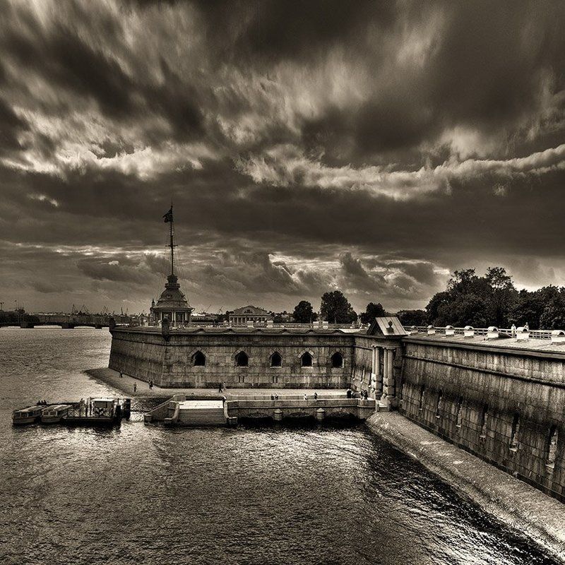 Тучи над городом встали. Петропавловка фото превью