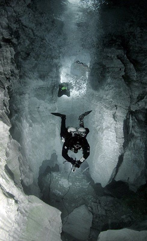 В разные стороны фото превью