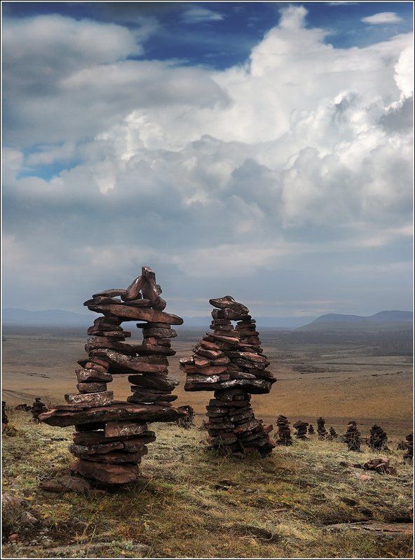 Большой, Высокий, Желтый, Исторический, история, камни, Красивый, Красный, культура, Культурный, Облака, обо, Памятник, пейзаж, пирамидки, природа, путешествия, Ритуальный, сибирь, сооружения, Степь, сундуки, Трава, туризм, Тучи, хакасия Город Обо фото превью