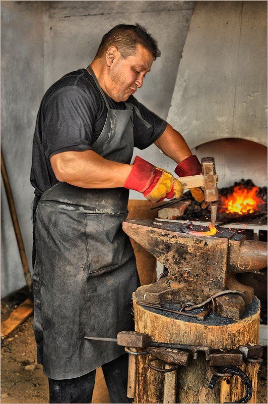 кузнец, подкова, кузня, наковальня Счастья кузнец фото превью